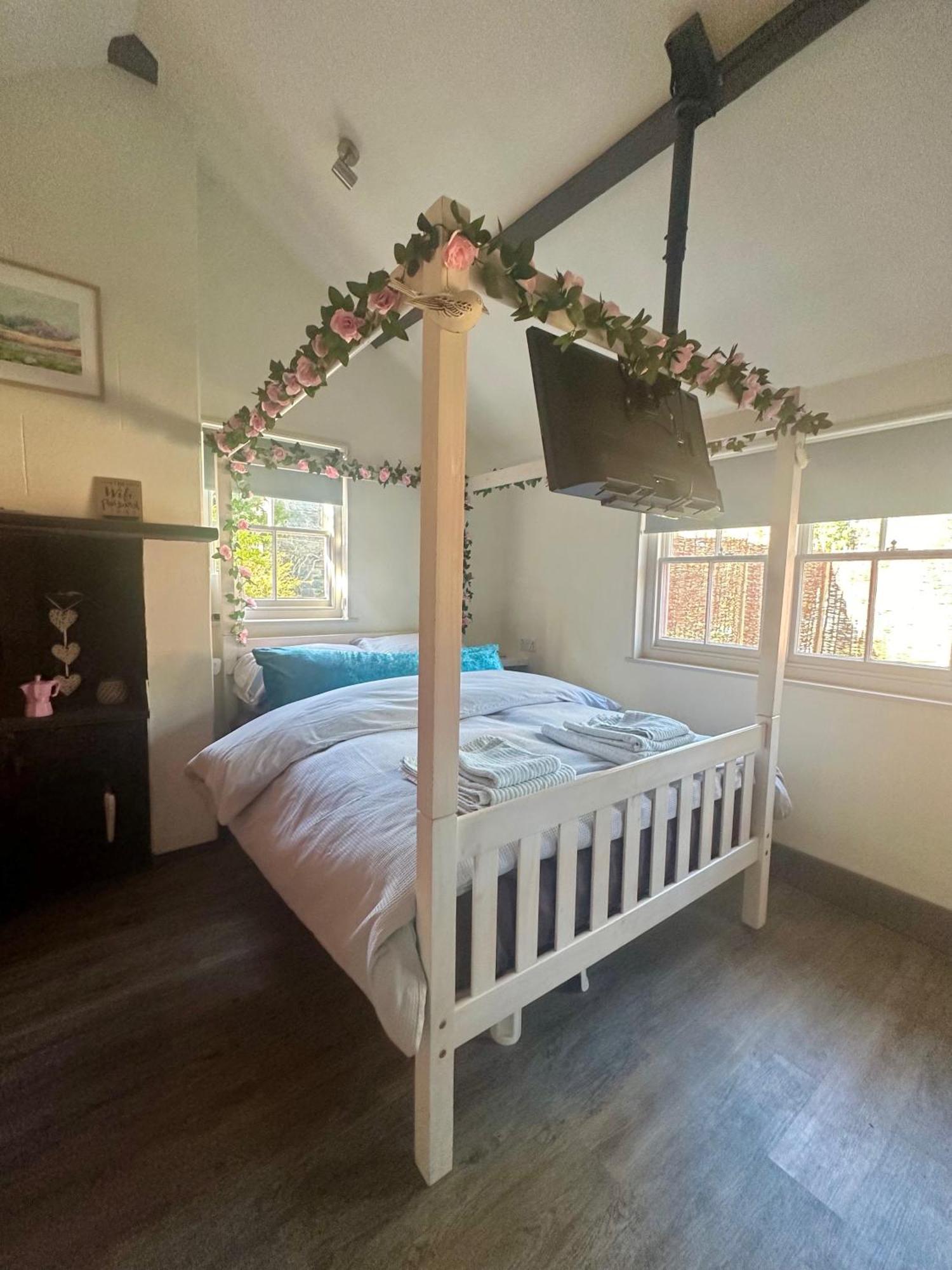 Tiny Romantic Retreat With Hot Tub On A Country Estate Near Cardigan Bay In Eryri Snowdonia Llanbedr  Kültér fotó