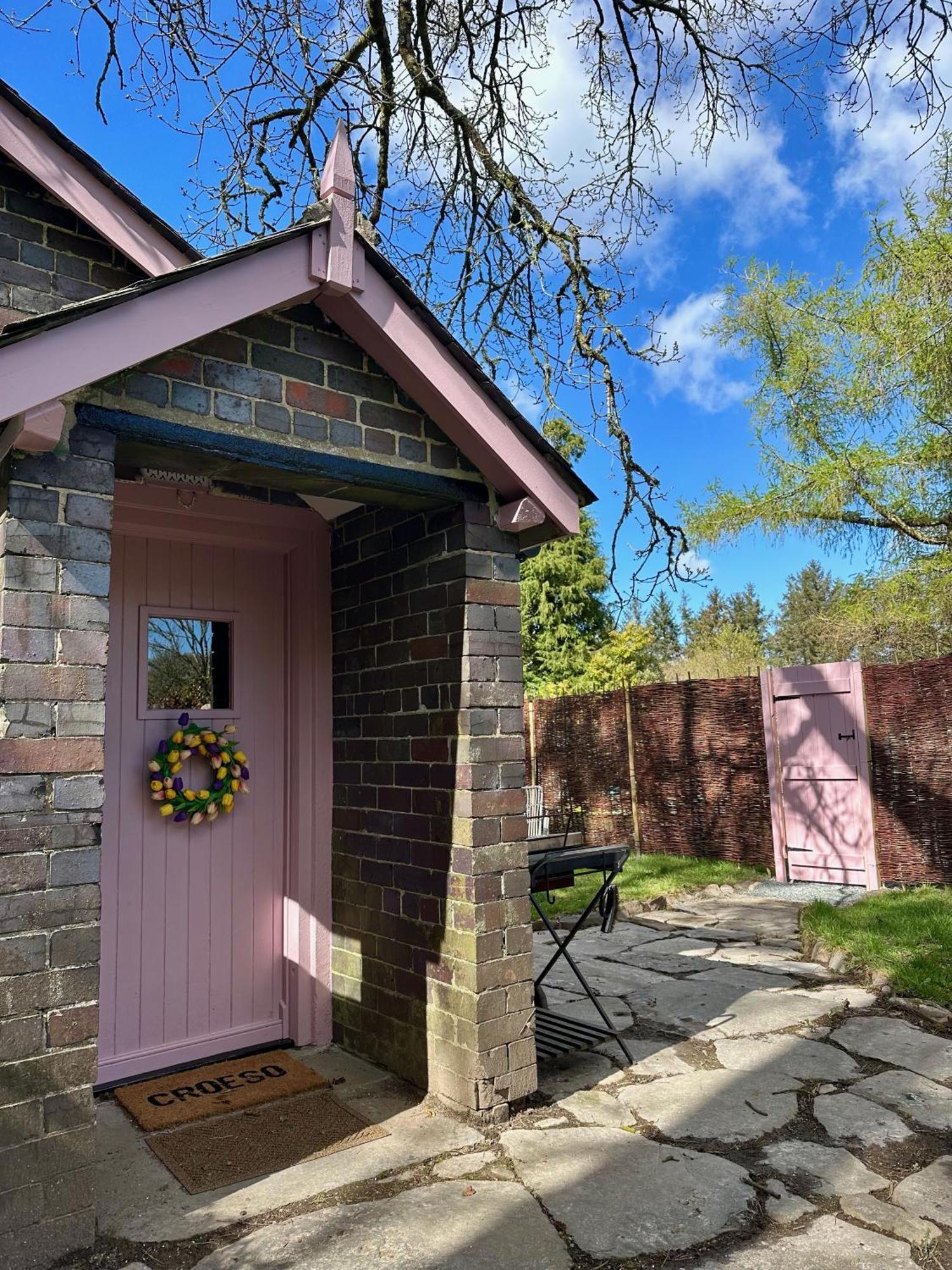 Tiny Romantic Retreat With Hot Tub On A Country Estate Near Cardigan Bay In Eryri Snowdonia Llanbedr  Kültér fotó