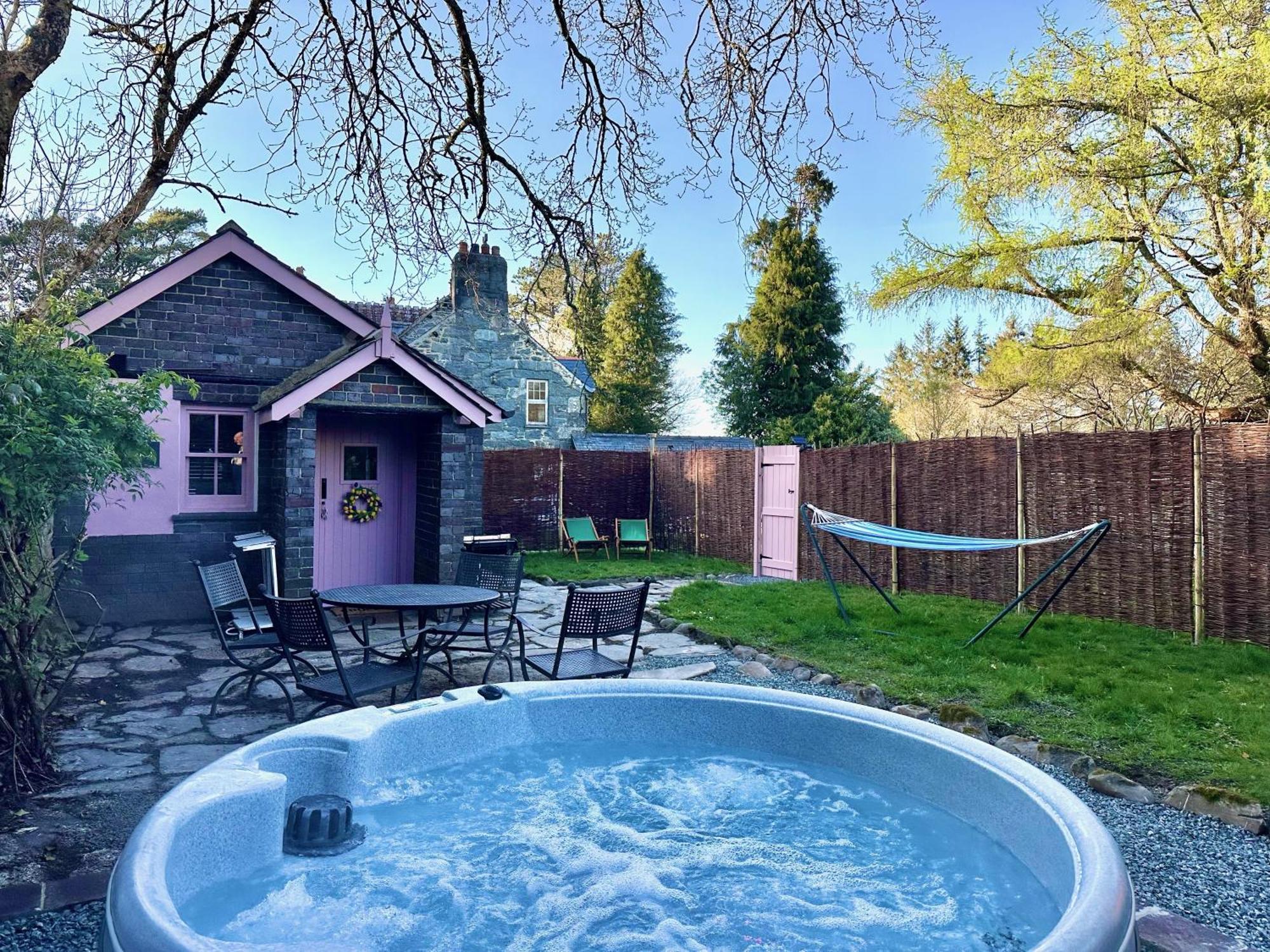 Tiny Romantic Retreat With Hot Tub On A Country Estate Near Cardigan Bay In Eryri Snowdonia Llanbedr  Kültér fotó