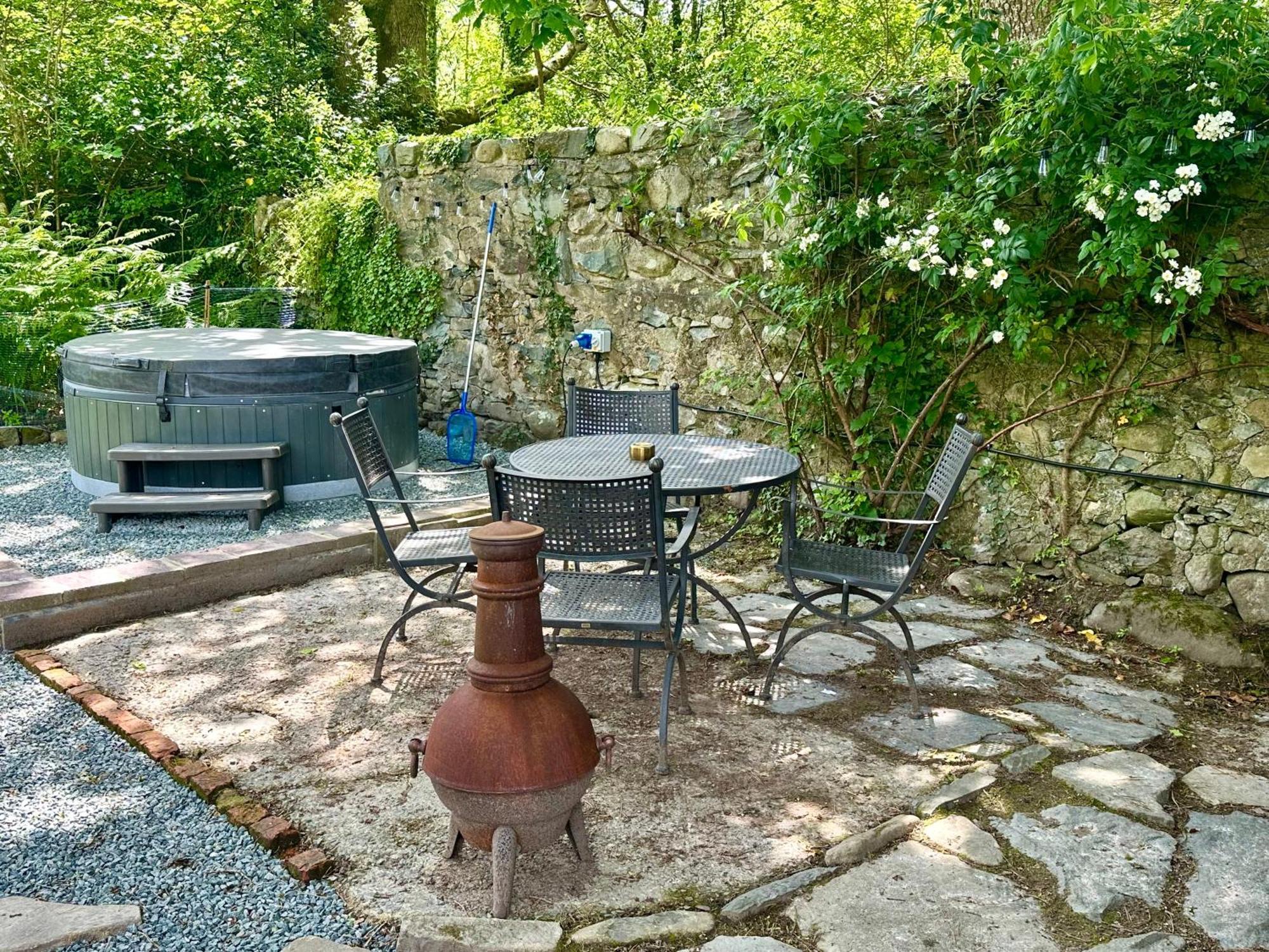 Tiny Romantic Retreat With Hot Tub On A Country Estate Near Cardigan Bay In Eryri Snowdonia Llanbedr  Kültér fotó